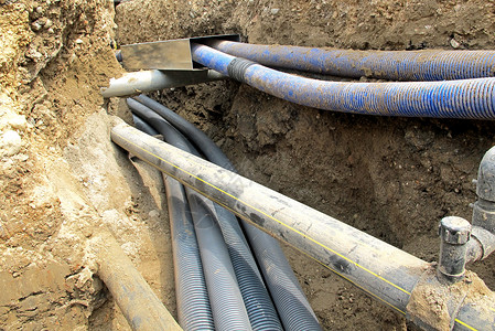 建筑工地挖掘过程中的电缆和光纤包括图片