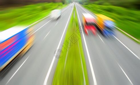 在高速公路上移动的卡车模糊不清图片