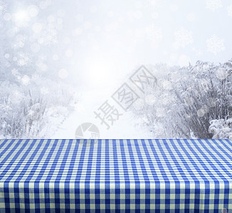 空蓝桌有冬季背景准备进行产品图片