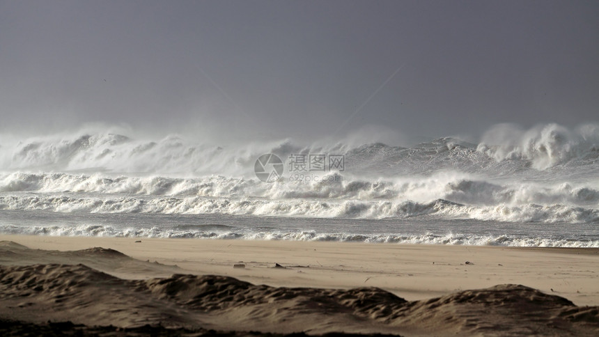 葡萄牙北部海滩风暴中的风浪图片