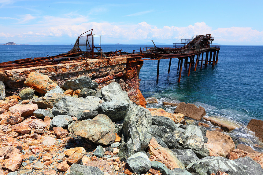 埃尔巴岛海岸上的铁矿石图片