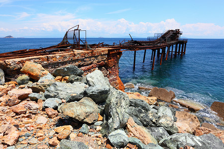 埃尔巴岛海岸上的铁矿石图片