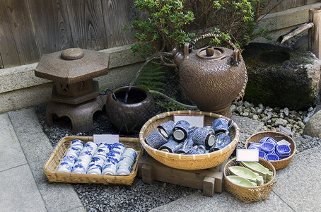 京都街头出售的日本陶器图片