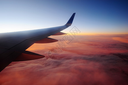 日落时从飞机上看到的发光图片