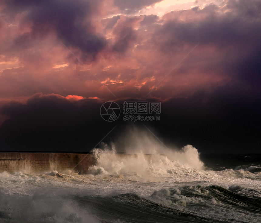 葡萄牙海岸暴风雨中的巨浪里索港北面波尔图的Lei图片