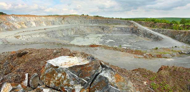 废弃的矿山矿石开采后图片