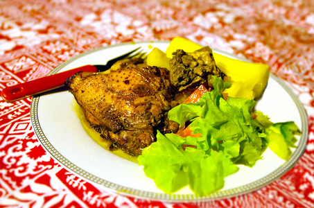 斐济传统食品辣鸡和根蔬菜在餐图片