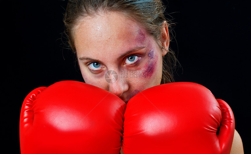 妇女拳击手在匹配后脸部图片