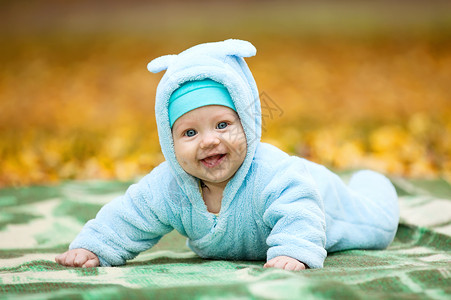 秋天公园中快乐的婴图片