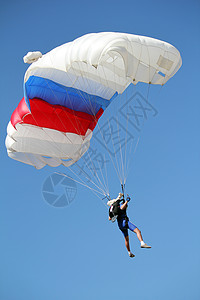 飞翔在蓝天上的跳伞者图片
