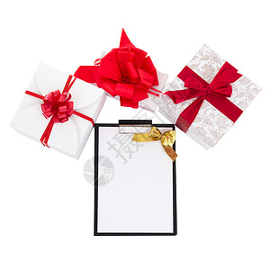 带有红丝带和礼物清单的礼品盒图片