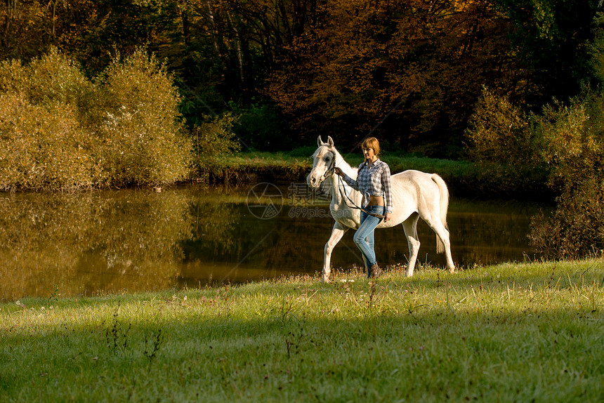 湖中骑马的年轻女子图片