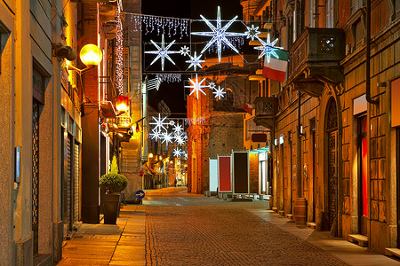 意大利阿尔瓦市中心老城街图片