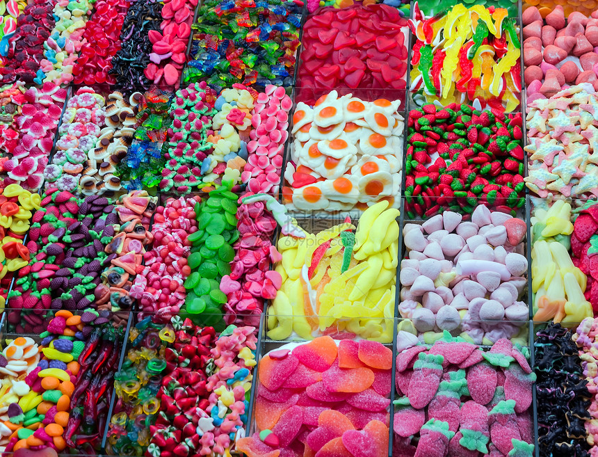 背景上的各种彩色糖果和软糖图片