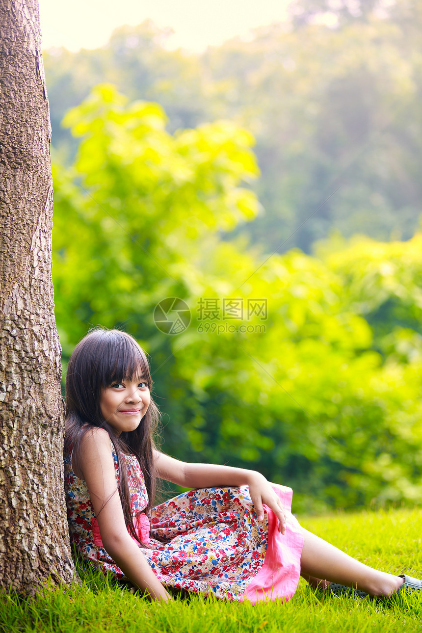 坐在一棵树下微笑图片