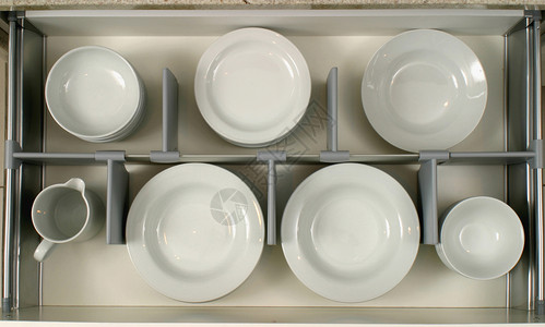 现代厨房里的带盘子的抽屉图片