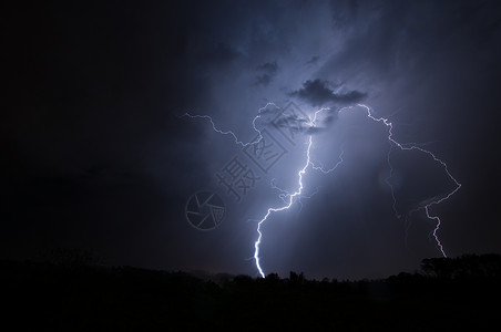 雷击到达地面图片