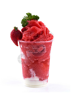 白色背景上的草莓冰沙图片