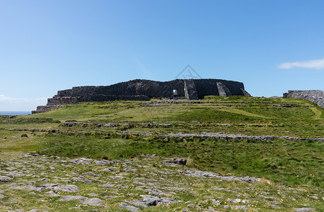东哈萨DunAonghasa或阿恩古斯DunAonghasa是爱尔兰高尔韦郡亚兰群岛若干史前堡背景图片
