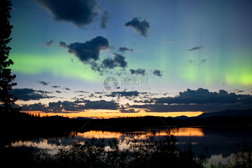 北极光北极光在夏天的午夜在拉贝热湖育空地区的北部地平线上加拿大午夜图片