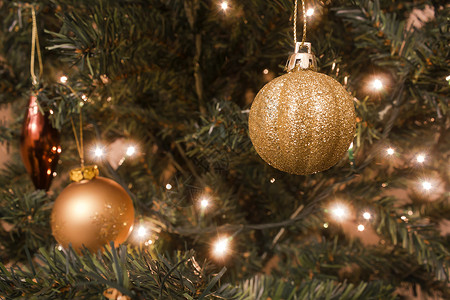 球和圣诞树灯的细节图片
