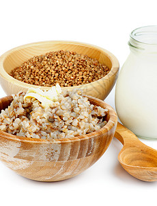 传统俄罗斯荞麦卡沙的安排与荞麦在木碗牛奶和木勺特图片