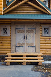 对木头做的房子的入口图片