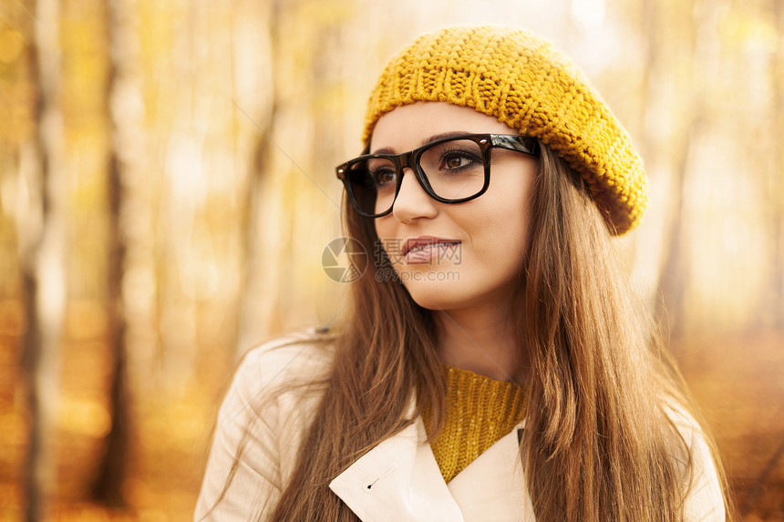 秋天戴时尚眼镜的美女画像图片