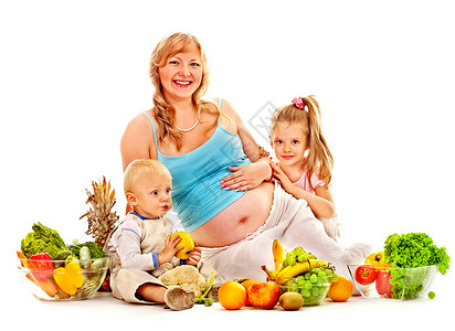 家庭快乐有孕妇和孩子准备食图片