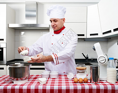 厨房的男厨师准备做饭图片