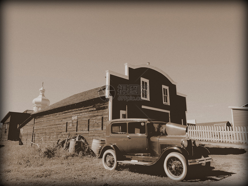在加拿大西部一个庆祝乌克兰遗产的重建村庄的一个修复的汽车服务车库外图片