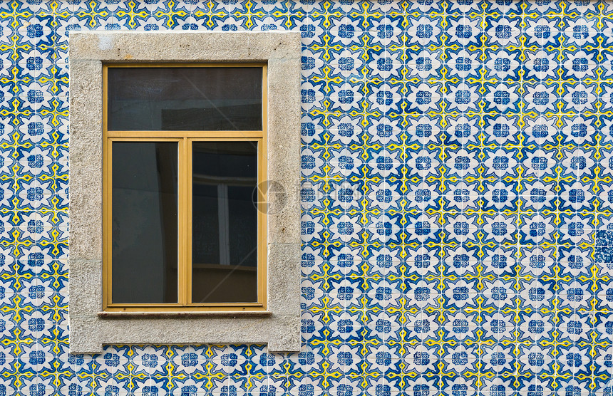 用葡萄牙瓷砖装饰的墙上的窗户图片