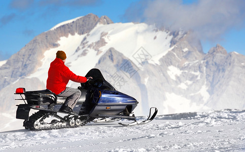 男子在冬山驾驶雪地摩托图片