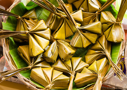 泰国传统甜食风格蒸米面团与香蕉叶上塞着甜椰子的甘蔗背景图片