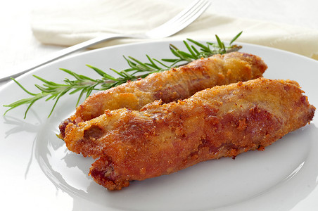 一些西班牙的火焰面包猪肉卷和香肠火腿卷在一起图片