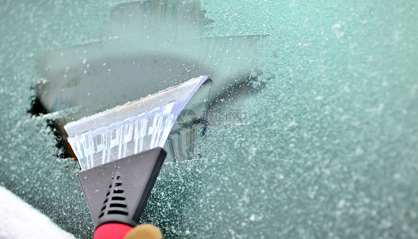 刮掉汽车挡风玻璃上的冰雪图片