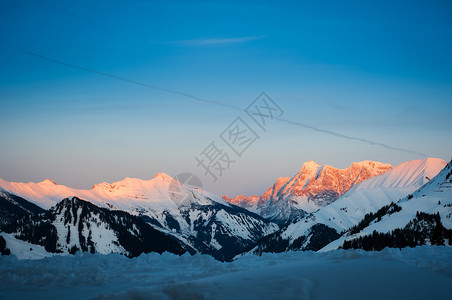 冬季蒂罗尔雪山阿尔卑斯山的日落图片