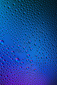 彩色水滴与梯度密封雨滴珠对玻璃盘浸渍纳米效应与运行光谱背景的蓝绿色紫图片
