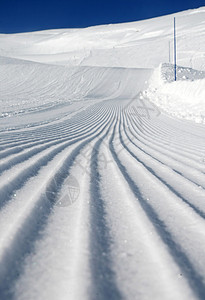 在冬时的沙漠滑雪坡图片