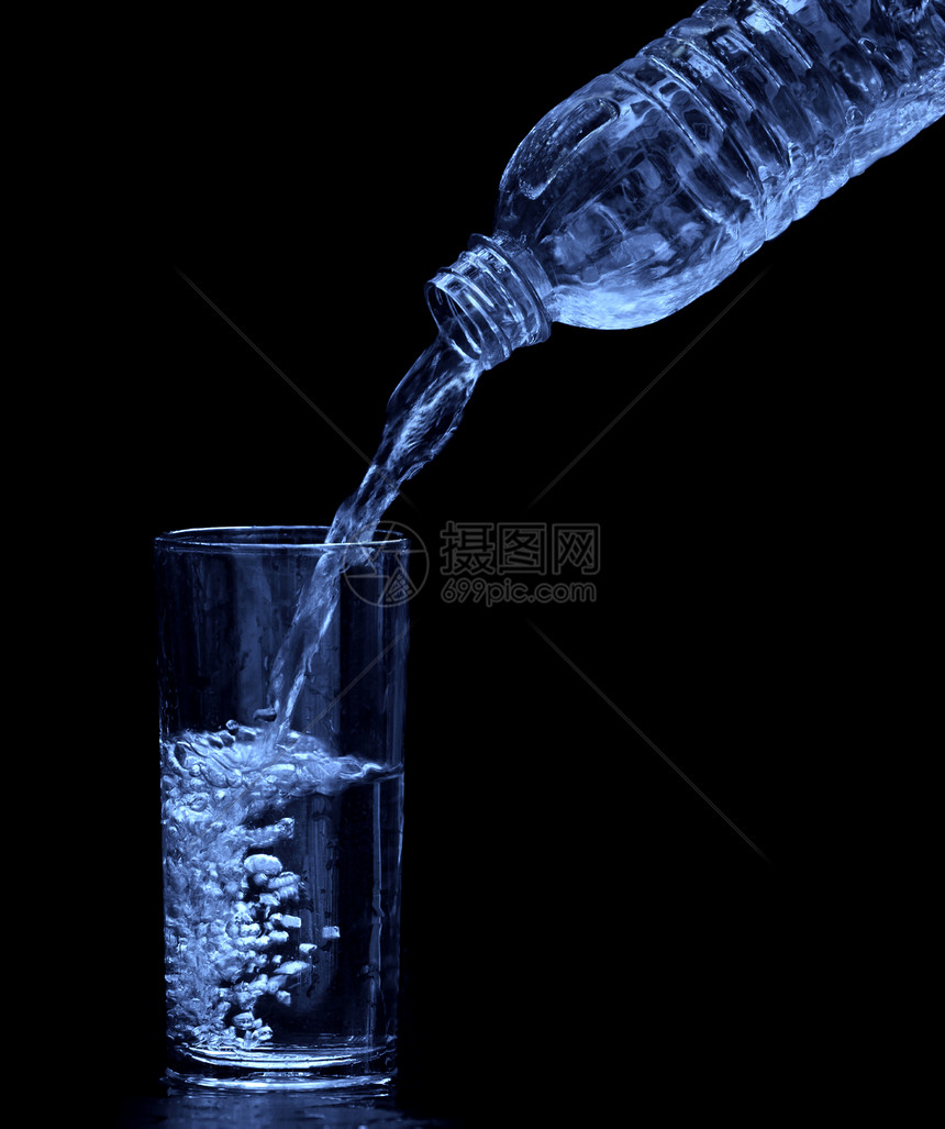 从瓶水到玻璃的饮用水图片