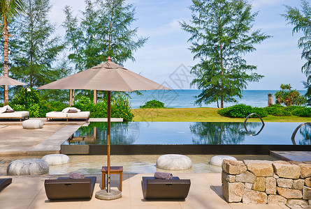 泰国普吉岛的沙滩椅和雨伞背景图片
