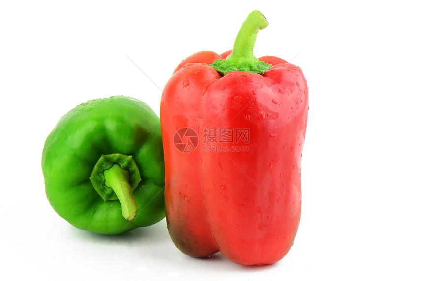 在白色背景隔绝的红色和绿色辣椒粉图片