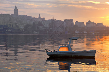 黎明时分土耳其伊斯坦布尔金角的小船背图片