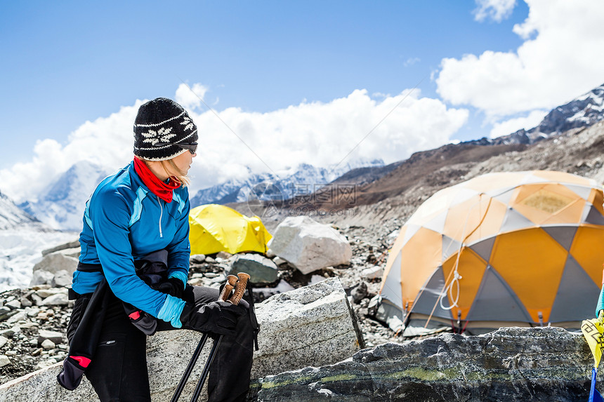 在尼泊尔喜马拉雅山脉徒步旅行的年轻女子徒步旅行者图片