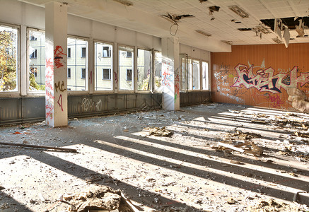 废弃工厂的前餐厅图片