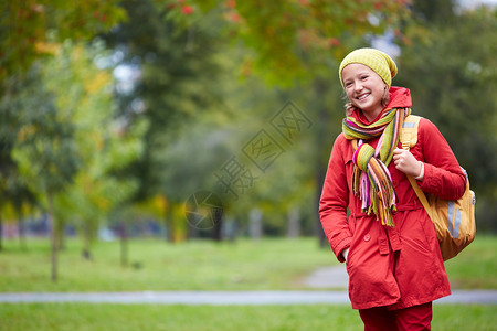 快乐的女学生微笑地看着图片