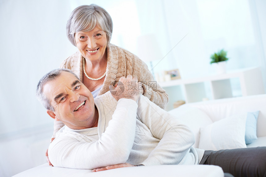 一对快乐的老年情侣的肖像看着带图片