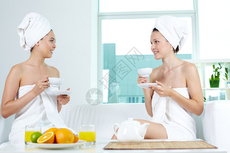 女孩用浴巾在温泉沙龙交图片