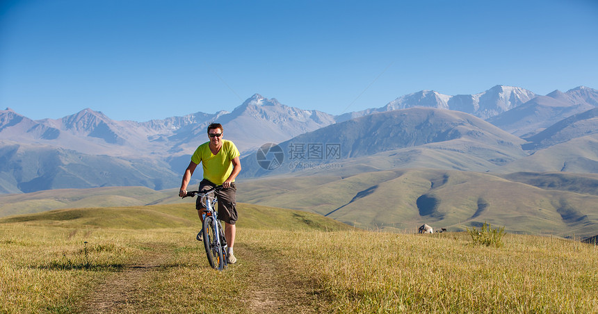 骑山地自行车的男图片