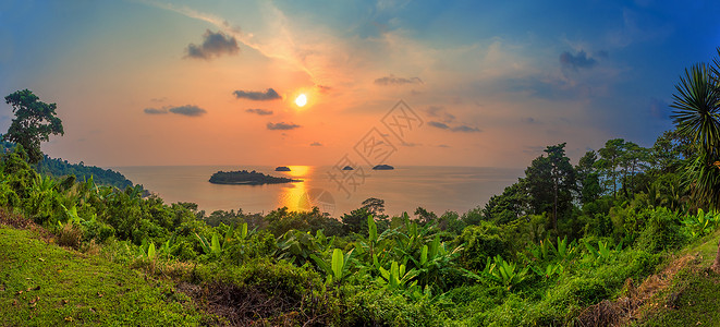 夕阳下的岛屿全景图片